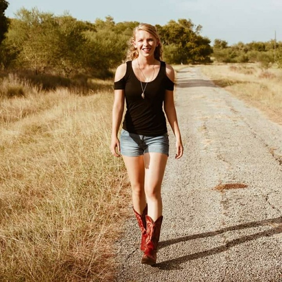 Meet your Posher, Mikayla - Picture 3 of 4